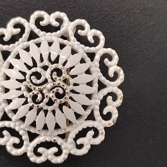 Vintage Monet Signed White Enamel Round Pin - Picture 3 of 7